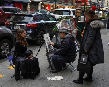 NEW YORK - 28 Kasım 2021: Manhattan 'ın göbeğinde turistin portresini çizen tanımlanamayan sokak sanatçısı
