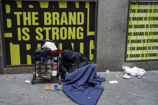 New York November 2021 Homeless Man Macy Store Midtown Manhattan — Stock Photo, Image