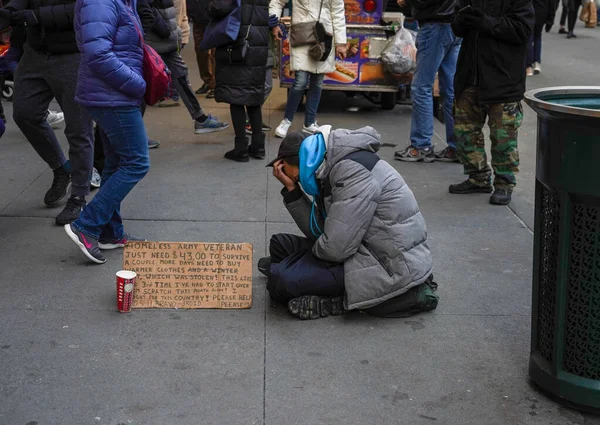 New York November 2021 Homeless Man Front Macy Store Midtown — Stock Photo, Image