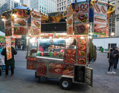 NEW YORK - 28 Kasım 2021: Manhattan 'da sokak yemekleri satıcısı. Şehir tarafından lisanslı yaklaşık 4 bin tane seyyar yiyecek satıcısı var. 