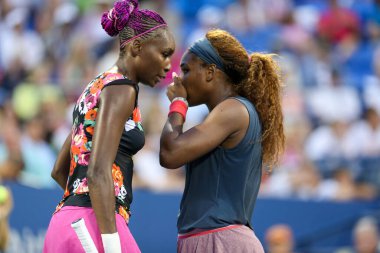 NEW YORK - 29 AUGust 2013: 2013 ABD Açık ilk tur çiftler karşılaşmasında New York 'taki Billie Jean King Ulusal Tenis Merkezi' nde Grand Slam şampiyonu Serena Williams ve Venus Williams