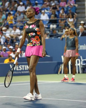 NEW YORK - 29 AUGust 2013: 2013 ABD Açık ilk tur çiftler karşılaşmasında New York 'taki Billie Jean King Ulusal Tenis Merkezi' nde Grand Slam şampiyonu Serena Williams ve Venus Williams