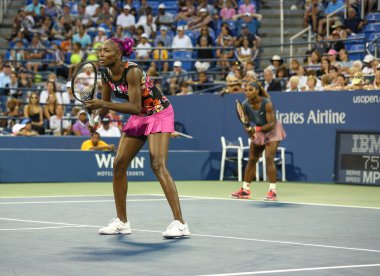 NEW YORK - 29 AUGust 2013: 2013 ABD Açık ilk tur çiftler karşılaşmasında New York 'taki Billie Jean King Ulusal Tenis Merkezi' nde Grand Slam şampiyonu Serena Williams ve Venus Williams