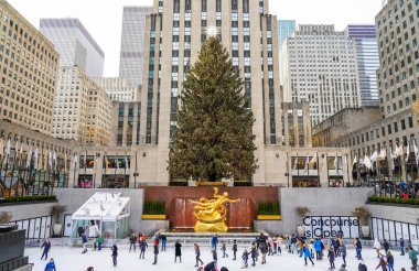 NEW YORK - 5 Aralık 2021 Rockefeller Center Noel Ağacı ve Manhattan 'ın merkezindeki Rockefeller Center Aşağı Plaza' da Prometheus 'un heykeli