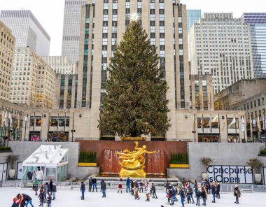 NEW YORK - 5 Aralık 2021 Rockefeller Center Noel Ağacı ve Manhattan 'ın merkezindeki Rockefeller Center Aşağı Plaza' da Prometheus 'un heykeli