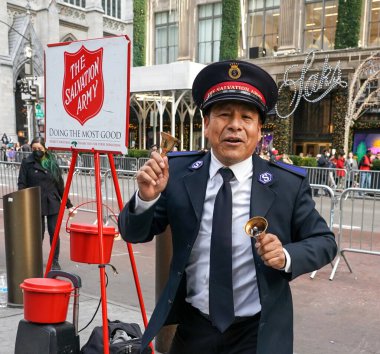 NEW YORK - 5 Aralık 2021: Kurtuluş Ordusu askeri Manhattan şehir merkezinde tatil sezonunda koleksiyonlar için gösteri yapıyor. Bu Hıristiyan örgütü, 126 ülkede faaliyet gösteren hayır işleriyle tanınıyor.