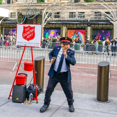 NEW YORK - 5 Aralık 2021: Kurtuluş Ordusu askeri Manhattan şehir merkezinde tatil sezonunda koleksiyonlar için gösteri yapıyor. Bu Hıristiyan örgütü, 126 ülkede faaliyet gösteren hayır işleriyle tanınıyor.