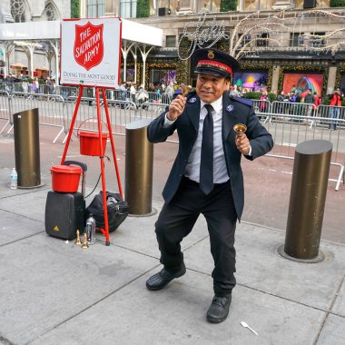 NEW YORK - 5 Aralık 2021: Kurtuluş Ordusu askeri Manhattan şehir merkezinde tatil sezonunda koleksiyonlar için gösteri yapıyor. Bu Hıristiyan örgütü, 126 ülkede faaliyet gösteren hayır işleriyle tanınıyor.