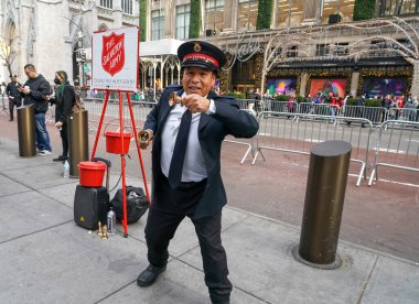 NEW YORK - 5 Aralık 2021: Kurtuluş Ordusu askeri Manhattan şehir merkezinde tatil sezonunda koleksiyonlar için gösteri yapıyor. Bu Hıristiyan örgütü, 126 ülkede faaliyet gösteren hayır işleriyle tanınıyor.