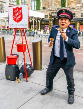 NEW YORK - 5 Aralık 2021: Kurtuluş Ordusu askeri Manhattan şehir merkezinde tatil sezonunda koleksiyonlar için gösteri yapıyor. Bu Hıristiyan örgütü, 126 ülkede faaliyet gösteren hayır işleriyle tanınıyor.