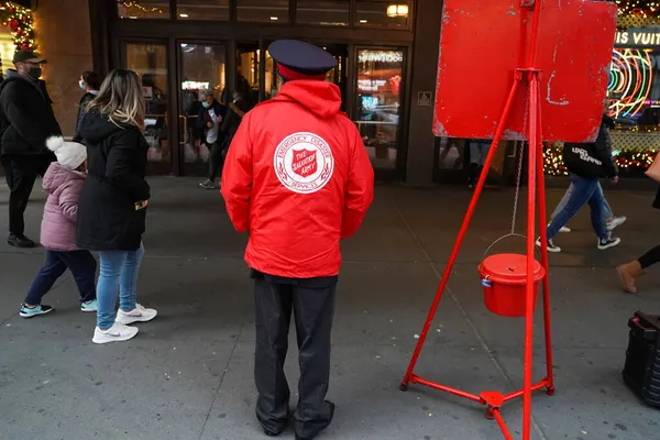 New York November 2021 Salvation Army Soldier Asks Collections Front — Stock Photo, Image