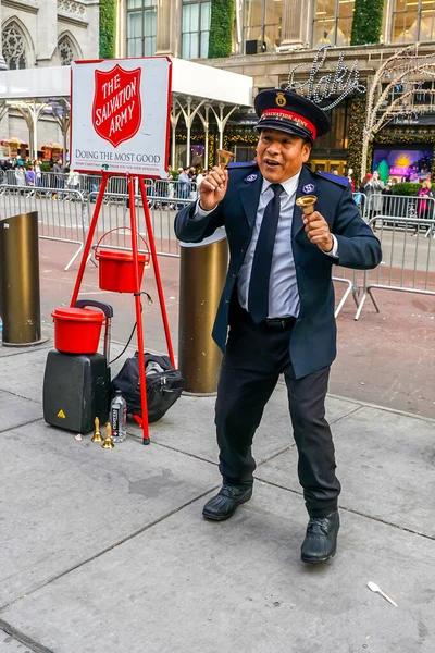 New York December 2021 Salvation Army Soldier Performs Collections Midtown — Stock Photo, Image