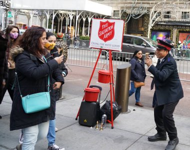 NEW YORK - 5 Aralık 2021: Kurtuluş Ordusu askeri Manhattan şehir merkezinde tatil sezonunda koleksiyonlar için gösteri yapıyor. Bu Hıristiyan örgütü, 126 ülkede faaliyet gösteren hayır işleriyle tanınıyor.