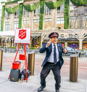 NEW YORK - 5 Aralık 2021: Kurtuluş Ordusu askeri Manhattan şehir merkezinde tatil sezonunda koleksiyonlar için gösteri yapıyor. Bu Hıristiyan örgütü, 126 ülkede faaliyet gösteren hayır işleriyle tanınıyor.