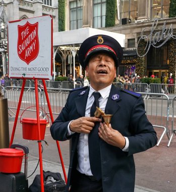 NEW YORK - 5 Aralık 2021: Kurtuluş Ordusu askeri Manhattan şehir merkezinde tatil sezonunda koleksiyonlar için gösteri yapıyor. Bu Hıristiyan örgütü, 126 ülkede faaliyet gösteren hayır işleriyle tanınıyor.