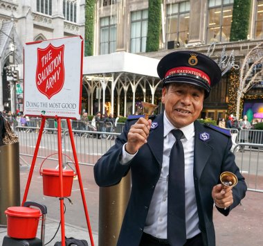 NEW YORK - 5 Aralık 2021: Kurtuluş Ordusu askeri Manhattan şehir merkezinde tatil sezonunda koleksiyonlar için gösteri yapıyor. Bu Hıristiyan örgütü, 126 ülkede faaliyet gösteren hayır işleriyle tanınıyor.