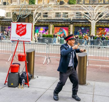 NEW YORK - 5 Aralık 2021: Kurtuluş Ordusu askeri Manhattan şehir merkezinde tatil sezonunda koleksiyonlar için gösteri yapıyor. Bu Hıristiyan örgütü, 126 ülkede faaliyet gösteren hayır işleriyle tanınıyor.