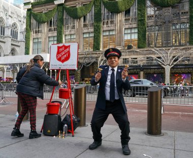 NEW YORK - 5 Aralık 2021: Kurtuluş Ordusu askeri Manhattan şehir merkezinde tatil sezonunda koleksiyonlar için gösteri yapıyor. Bu Hıristiyan örgütü, 126 ülkede faaliyet gösteren hayır işleriyle tanınıyor.