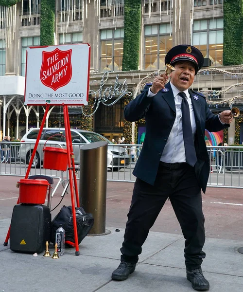 New York December 2021 Salvation Army Soldier Performs Collections Midtown — Stock Photo, Image