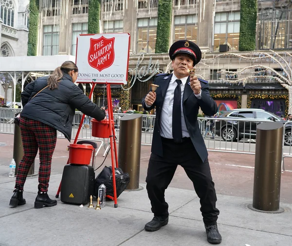 NEW YORK - 5 Aralık 2021: Kurtuluş Ordusu askeri Manhattan şehir merkezinde tatil sezonunda koleksiyonlar için gösteri yapıyor. Bu Hıristiyan örgütü, 126 ülkede faaliyet gösteren hayır işleriyle tanınıyor.