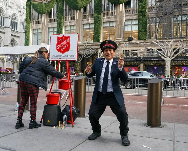 New York December 2021 Salvation Army Soldier Performs Collections Midtown — Stock Photo, Image