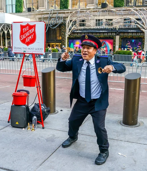 NEW YORK - 5 Aralık 2021: Kurtuluş Ordusu askeri Manhattan şehir merkezinde tatil sezonunda koleksiyonlar için gösteri yapıyor. Bu Hıristiyan örgütü, 126 ülkede faaliyet gösteren hayır işleriyle tanınıyor.