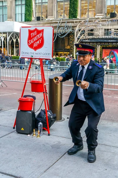NEW YORK - 5 Aralık 2021: Kurtuluş Ordusu askeri Manhattan şehir merkezinde tatil sezonunda koleksiyonlar için gösteri yapıyor. Bu Hıristiyan örgütü, 126 ülkede faaliyet gösteren hayır işleriyle tanınıyor.