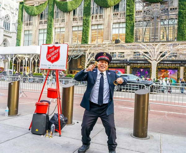 NEW YORK - 5 Aralık 2021: Kurtuluş Ordusu askeri Manhattan şehir merkezinde tatil sezonunda koleksiyonlar için gösteri yapıyor. Bu Hıristiyan örgütü, 126 ülkede faaliyet gösteren hayır işleriyle tanınıyor.