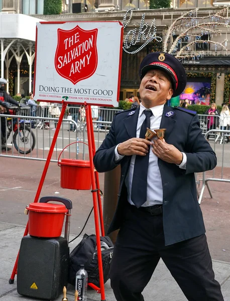 NEW YORK - 5 Aralık 2021: Kurtuluş Ordusu askeri Manhattan şehir merkezinde tatil sezonunda koleksiyonlar için gösteri yapıyor. Bu Hıristiyan örgütü, 126 ülkede faaliyet gösteren hayır işleriyle tanınıyor.
