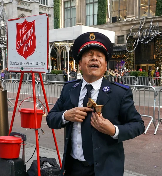 NEW YORK - 5 Aralık 2021: Kurtuluş Ordusu askeri Manhattan şehir merkezinde tatil sezonunda koleksiyonlar için gösteri yapıyor. Bu Hıristiyan örgütü, 126 ülkede faaliyet gösteren hayır işleriyle tanınıyor.