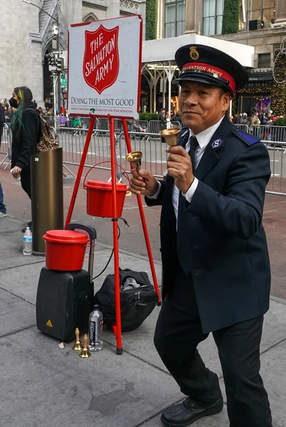 NEW YORK - 5 Aralık 2021: Kurtuluş Ordusu askeri Manhattan şehir merkezinde tatil sezonunda koleksiyonlar için gösteri yapıyor. Bu Hıristiyan örgütü, 126 ülkede faaliyet gösteren hayır işleriyle tanınıyor.