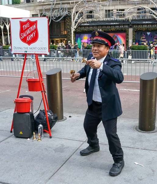 New York December 2021 Salvation Army Soldier Performs Collections Midtown — Stock Photo, Image