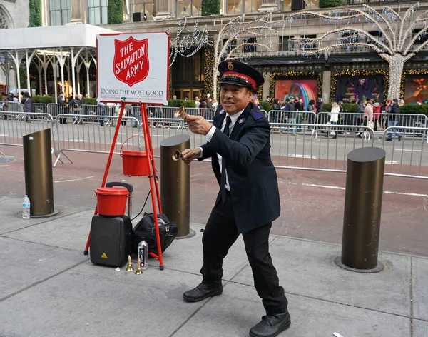 New York December 2021 Salvation Army Soldier Performs Collections Midtown — Stock Photo, Image