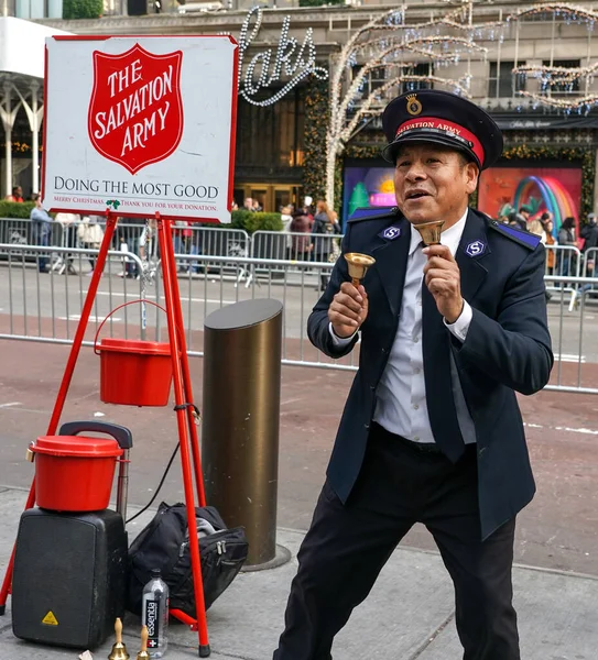 NEW YORK - 5 Aralık 2021: Kurtuluş Ordusu askeri Manhattan şehir merkezinde tatil sezonunda koleksiyonlar için gösteri yapıyor. Bu Hıristiyan örgütü, 126 ülkede faaliyet gösteren hayır işleriyle tanınıyor.