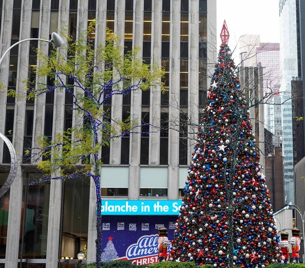 New York Dicembre 2021 Tutto Albero Natale Americano Fuori Dal — Foto Stock