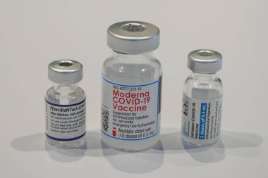 NEW YORK - 12 Aralık 2021: The Pfizer-BioNTech, Moderna ve Janssen COVID - New York 'taki yerel bir eczanede bulunan 19 aşı şişesi