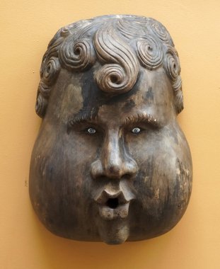 Guerrero, Meksika 'daki Xcaret Oteli' nin duvarlarında yerel aile sanatçıları tarafından maskelenmiş rüzgar tanrıları ya da tuhaf ayinler. 