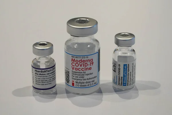 ニューヨーク 2021年12月12日 ニューヨークの地元薬局で入手可能なFizer Biontech Moderna Janssen Covid 19ワクチンバイアル — ストック写真