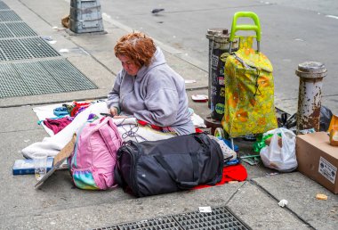 NEW YORK - 28 Kasım 2021: Manhattan 'da 5. caddede evsiz bir kadın