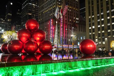 NEW YORK - 4 Aralık 2021: Rockefeller Center 'daki Radio City Music Hall yakınlarında Noel süslemeleri