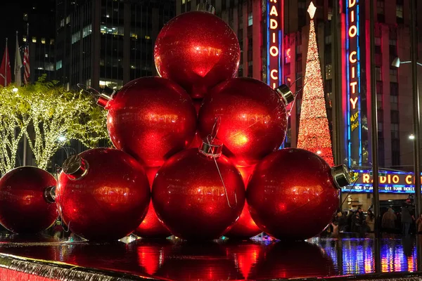 ニューヨーク 2021年12月4日 ニューヨーク市のランドマークラジオシティ音楽ホールの近くのクリスマスの装飾ロックフェラーセンター — ストック写真