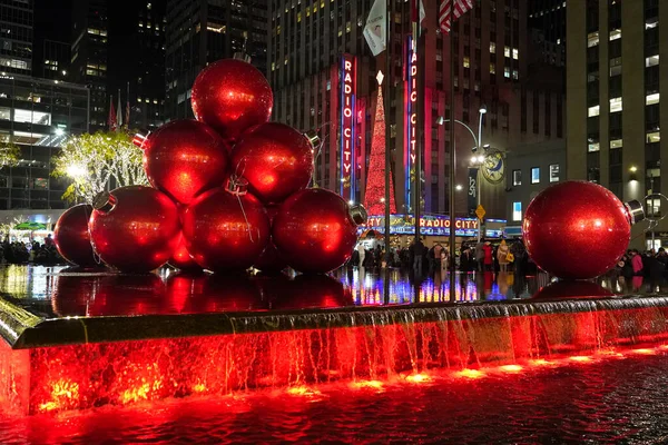 ニューヨーク 2021年12月4日 ニューヨーク市のランドマークラジオシティ音楽ホールの近くのクリスマスの装飾ロックフェラーセンター — ストック写真