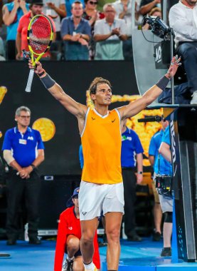 Melbourne, Avustralya - 24 Ocak 2019: on yedi kez Grand Slam şampiyonu İspanya Rafael Nadal kutluyor zafer 2019 Avustralya Açık Melbourne Park onun yarı final maçı sonrası