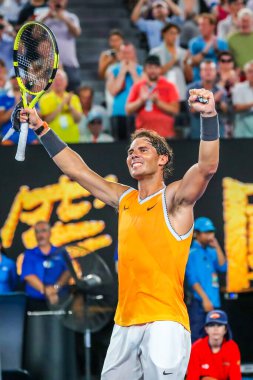 Melbourne, Avustralya - 24 Ocak 2019: on yedi kez Grand Slam şampiyonu İspanya Rafael Nadal kutluyor zafer 2019 Avustralya Açık Melbourne Park onun yarı final maçı sonrası