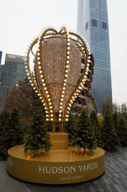 NEW YORK - 28 Kasım 2021: Hudson Yards Alışveriş Merkezi New York 'ta Tatil sezonu için dekore edildi
