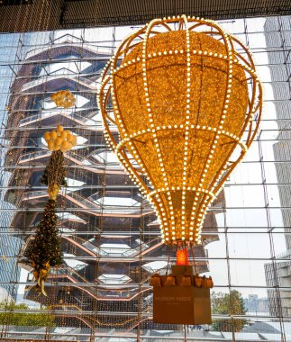 NEW YORK - 28 Kasım 2021: Hudson Yards Alışveriş Merkezi New York 'ta Tatil sezonu için dekore edildi