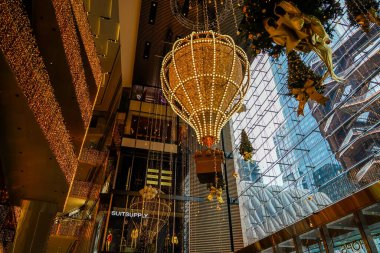 NEW YORK - 28 Kasım 2021: Hudson Yards Alışveriş Merkezi New York 'ta Tatil sezonu için dekore edildi