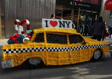 NEW YORK - 4 ARALIK 2021: 5. Cadde 'deki Tatil sezonunda Parlak Işık Heykel Kurulumu