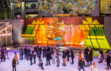 NEW YORK - 4 Aralık 2021: Manhattan şehir merkezindeki Rockefeller Center Aşağı Plaza 'da Prometheus Heykeli