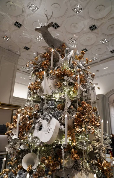 Nueva York Diciembre 2021 Árbol Navidad Los Grandes Almacenes Bergdorf —  Fotos de Stock